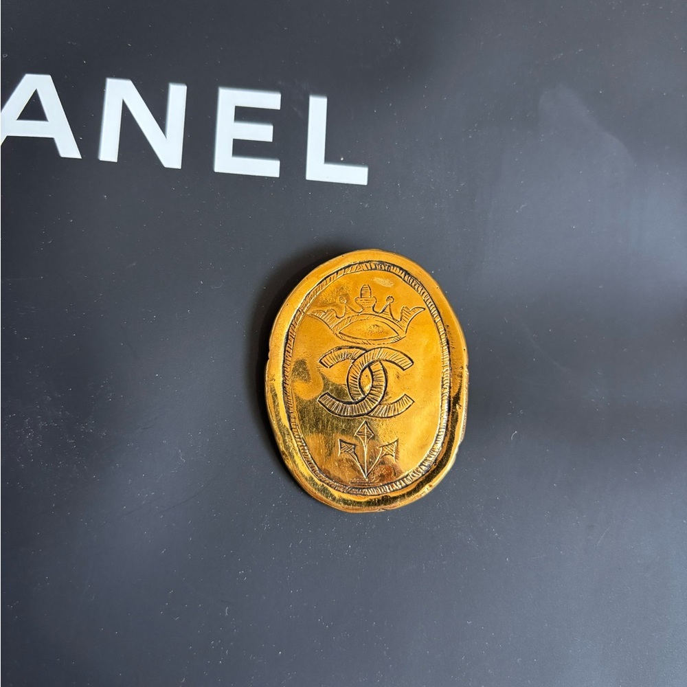 Authentic CHANEL regal crown logo medallion brooch circa 1980s - Picture 7 of 7